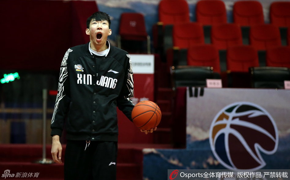 周琦在场边稍显疲态，眼神放空，似乎在抓紧时间恢复消耗巨大的体能。