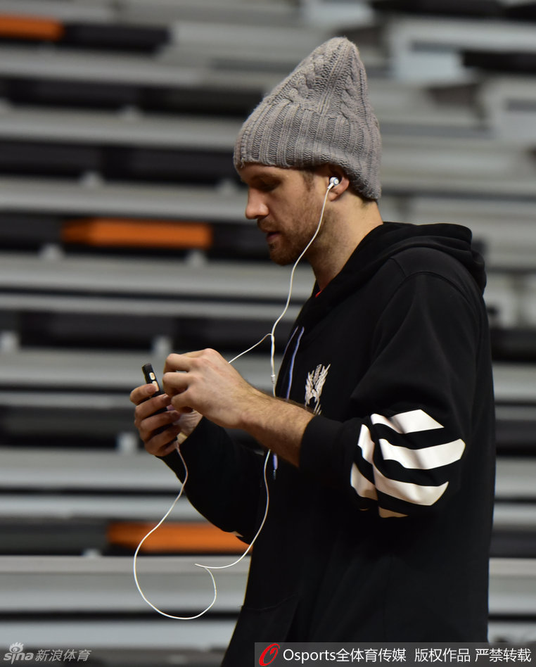 辽宁男篮全队热身训练气氛活跃，球员们围成一圈进行拉伸，脸上写满了对比赛的渴望，整个团队如同一部精密运转的战车，蓄势待发。