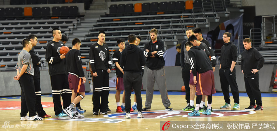 助理教练亲自上阵为年轻球员做防守示范，他夸张的滑步动作引得大家会心一笑，严肃的训练场上洋溢着寓教于乐的轻松氛围。