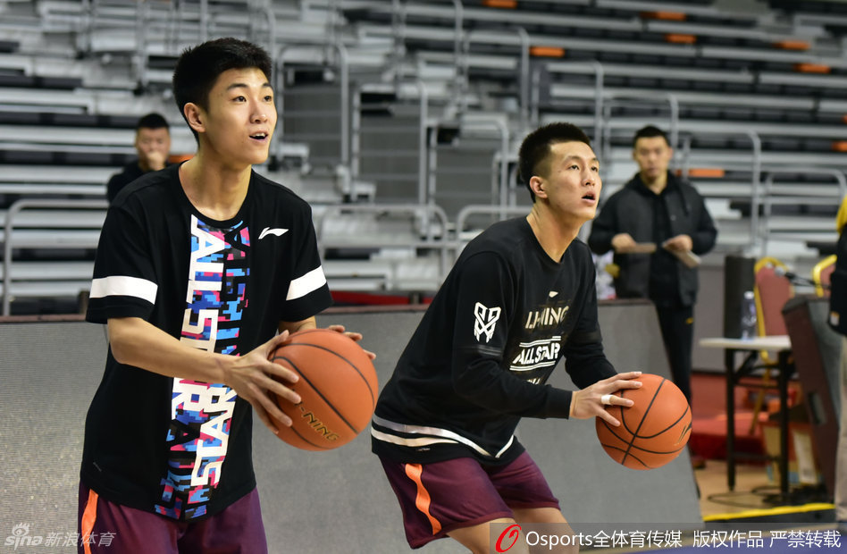 核心后卫郭艾伦眼神坚毅，在投篮训练中汗水浸湿了球衣，每一次出手都仿佛在雕刻着胜利的轨迹，专注得让人不忍打扰。