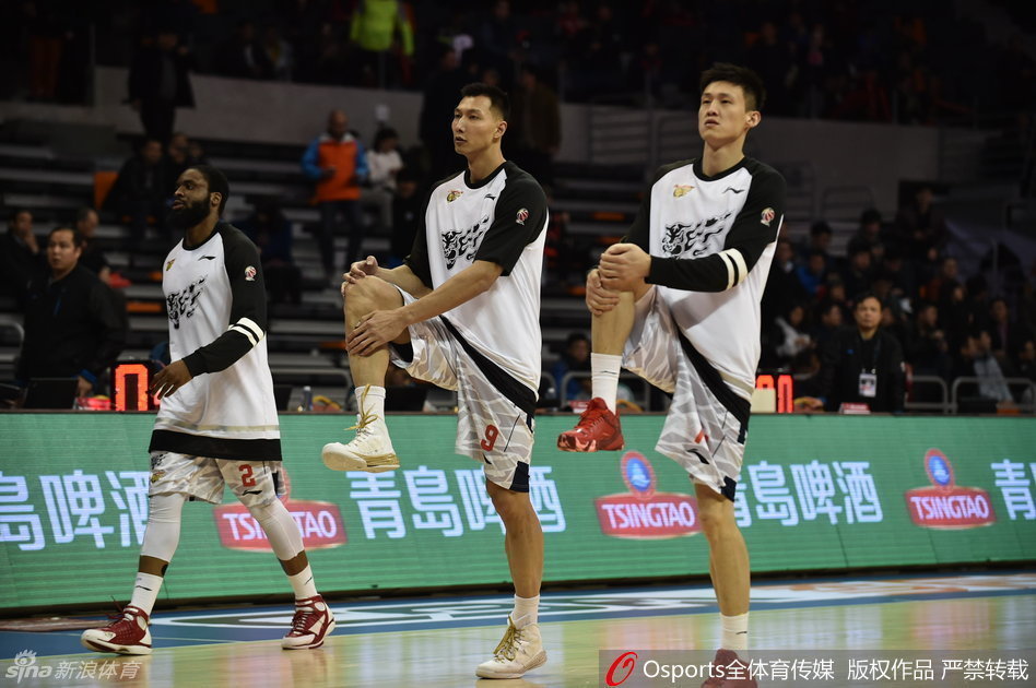 易建联篮下强起单手劈扣，肌肉线条在灯光下闪耀，如天神下凡般撕裂辽宁防线引爆主场欢呼。
