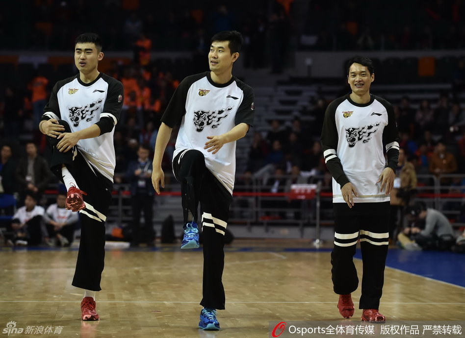 陈江华蝴蝶穿花般突破两人夹防，如灵蛇出洞直捣黄龙，高速变向中依然保持着对篮筐的致命威胁。