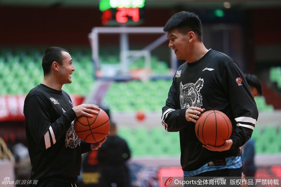 赛前热身时，身披四川队战袍的孟达与客队新疆阵中的老队友王磊，在球场中圈附近不期而遇。两人双手紧握，脸上洋溢着久别重逢后的真挚笑容，仿佛周围震天的呐喊与即将到来的生死大战都与他们无关，只有故人相见的喜悦。