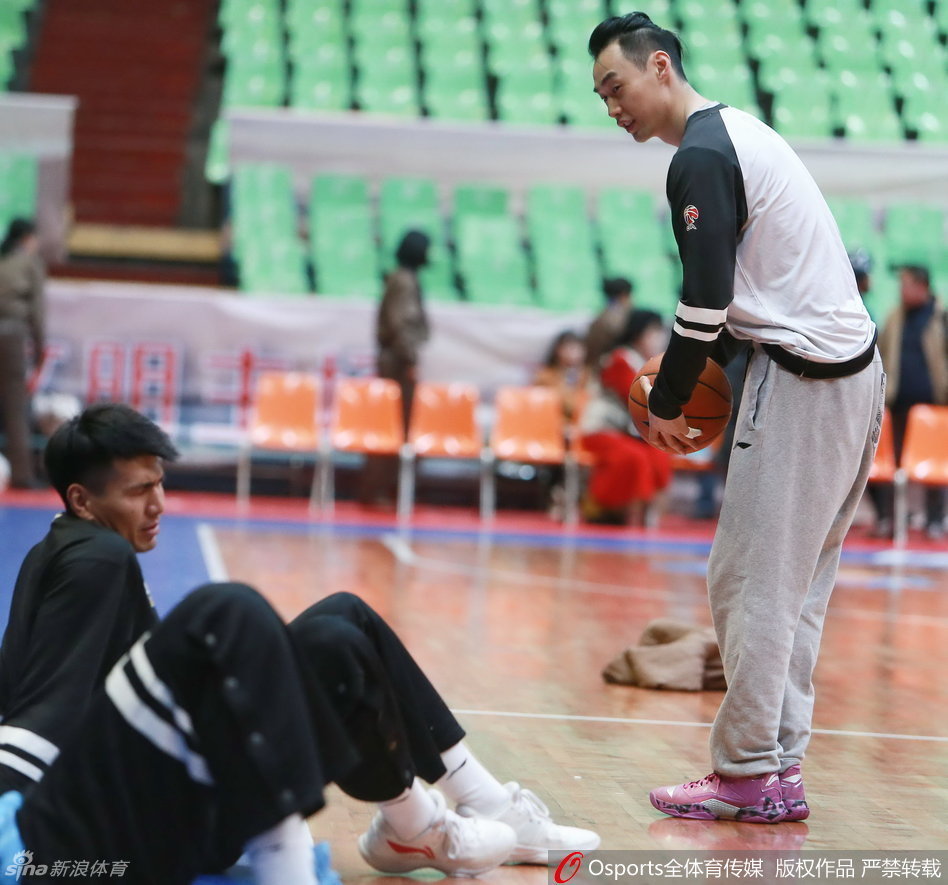 四川队主帅杨学增双手插兜，一脸从容地注视着场内。在这位以“跑轰”战术著称的教头指挥下，四川队虽然被对手疯狂追分，但他依然保持着沉稳的气度，仿佛一切尽在掌握。他的运筹帷幄，正是这支青年军能够一黑到底的定海神针。