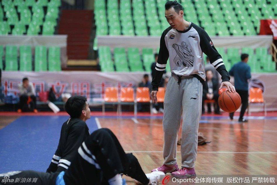 比赛行将开始，现场奏响国歌。张春军神情肃穆，右手放于胸前。这位在季后赛中屡建奇功的“蓝领”悍将，即将在这场硬仗中再次用他不知疲倦的防守和精准的切入，为四川队的起飞注入最坚实的本土力量。