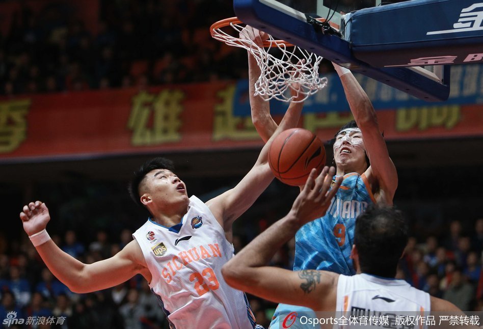 哈达迪背身单打周琦，利用厚实的身板强行拱入禁区，准备施展标志性的转身勾手