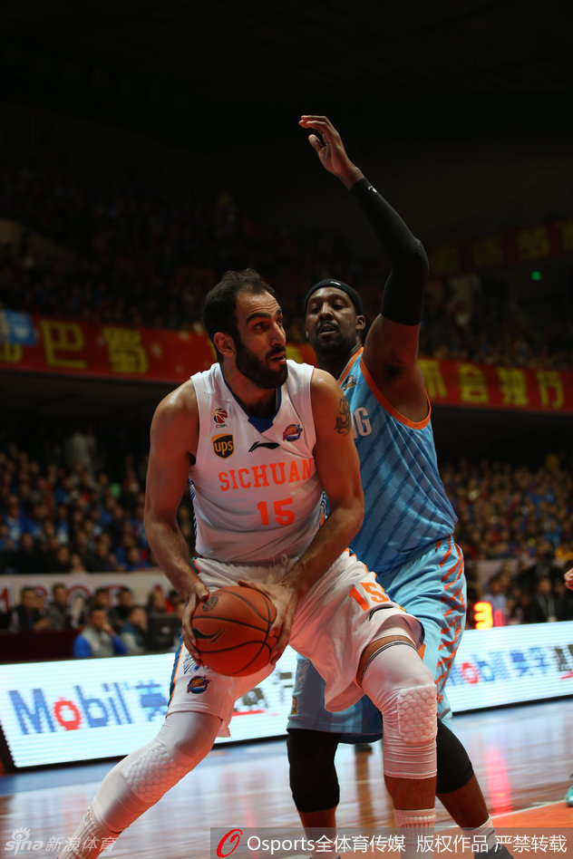 孟达无球跑动后接球急停，在罚球线位置高高跃起，手腕柔和拨球完成潇洒中距离跳投