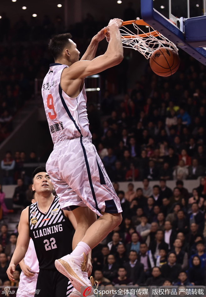 广东魂，易建联高高跃起，以一记势大力沉的暴扣终结进攻，整个球馆都因他的统治力而颤抖。