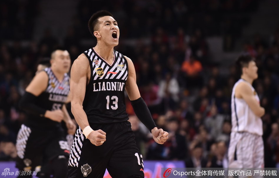胜利的呐喊，郭艾伦在投进关键球后霸气庆祝，脸上写满了属于辽宁篮球的倔强与激情。