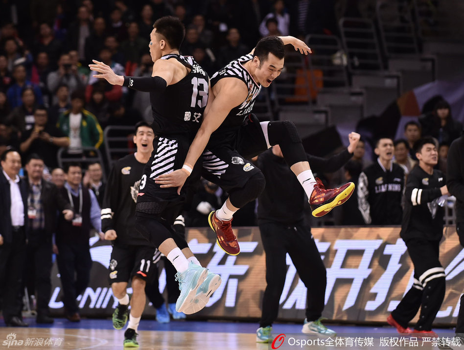 核心后卫郭艾伦在命中关键球后，忘情地张开双臂高高跃起，整个身体在空中舒展，如同翱翔的雄鹰，他的脸上写满了属于东北汉子的骄傲与倔强。