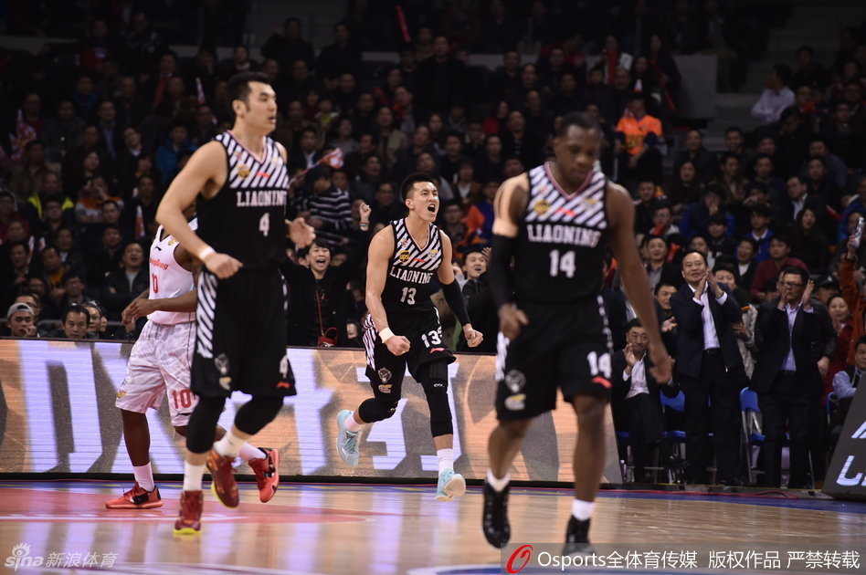 郭艾伦与李晓旭在赛场中央狠狠撞胸庆祝，两人肌肉碰撞的瞬间充满了力量感，身旁的辽宁众将也被这股激情感染，纷纷伸手呼应，场面热血沸腾。