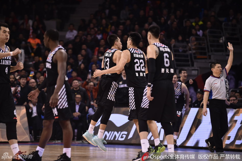 场边气氛骤然紧张，辽宁队主帅郭士强在离场通道附近情绪激动地指向工作人员，他的眼中充满质问，身后的球员试图上前拉开，冲突一触即发。