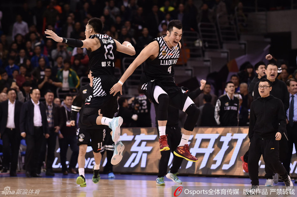 郭士强被众人围住，他仍试图挣脱理论，手臂高高扬起指向争议发生的地方，脸上的表情既愤怒又无奈，将场边指挥官的胜负欲展现得淋漓尽致。