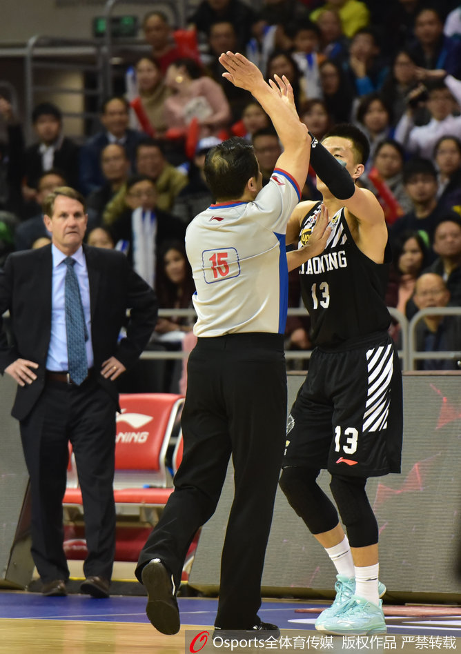 辽宁队核心后卫郭艾伦在赛后神情落寞，尽管球队赢得了比赛，但比赛过程中的多次争议判罚，显然让球员们的心里蒙上了一层阴影。