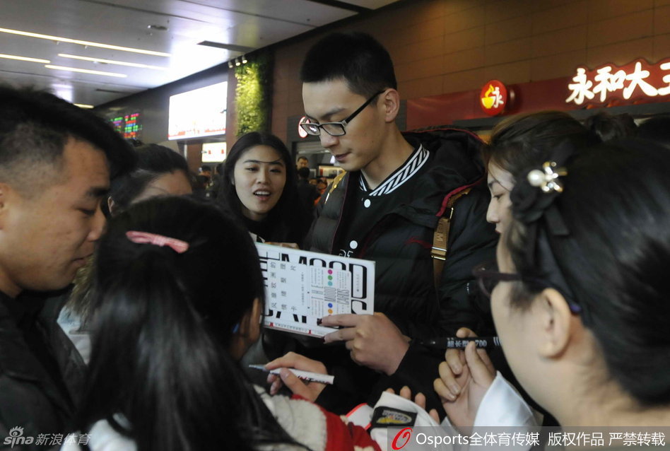 主教练郭士强身穿黑色外套，表情真诚而感动，他在上车前特意停下脚步，转身向身后黑压压一片、久久不愿离去的球迷群体深深鞠躬致意，这个动作引来了球迷更热烈的欢呼。