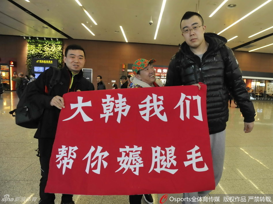 在机场明亮的光线下，巨人中锋韩德君面带谦和的笑容，俯身与一位小球迷合影，巨大的身高差构成了最萌画面，也定格了辽篮明星与球迷之间零距离的温情瞬间。