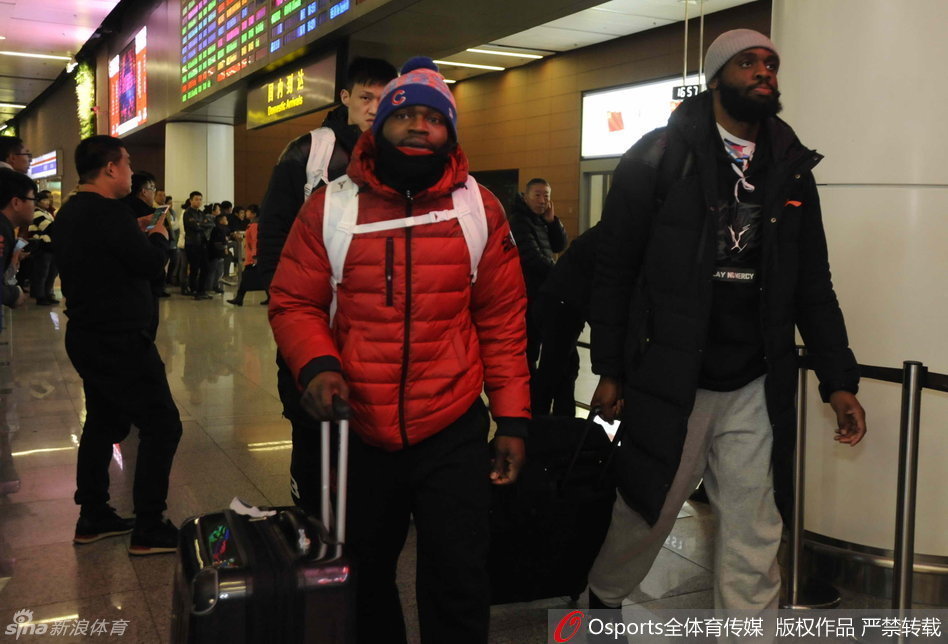 小外援拜纳姆随队出征，脸上带着标志性的笑容，但眼神中却藏着一丝对伤势的忧虑和对赛场的渴望，他明白，这次东北之行注定不会轻松。