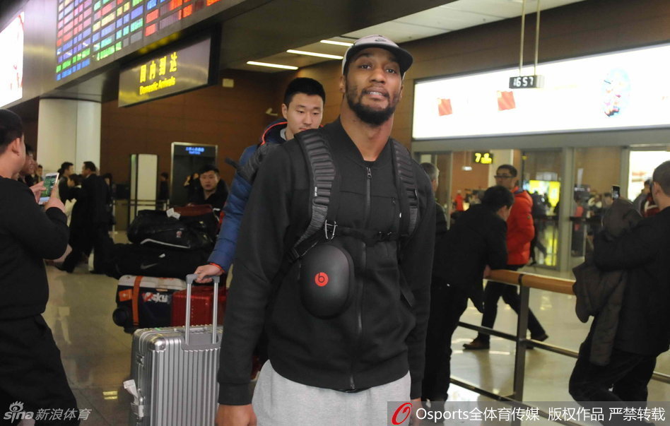 老将朱芳雨与队友边走边聊，神色轻松中带着一丝凝重，作为队中的定海神针，他的经验将是季后赛最宝贵的财富。