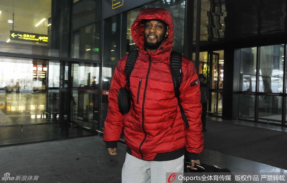 主教练杜锋身着便装，表情严肃地走在队伍中，他的心中正盘算着如何调配手中的牌，让伤愈复出的拜纳姆与新援卡特能发挥出最大威力。