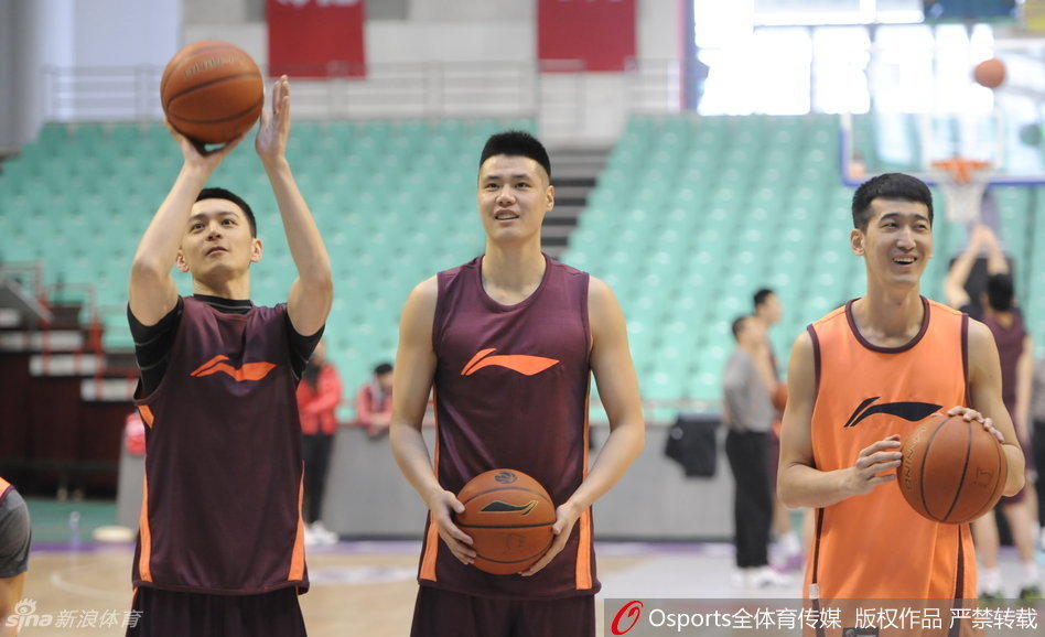 贺天举无视伤病阴影，在训练中专注地投篮，曾经的“鹈鹕名宿”渴望找回火热手感。