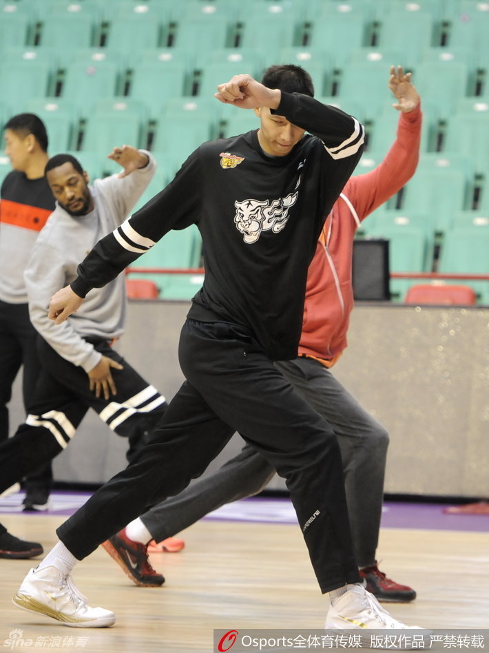 训练间歇，易建联拿起水瓶补充水分，眼神依旧紧盯着场内年轻球员的一举一动。