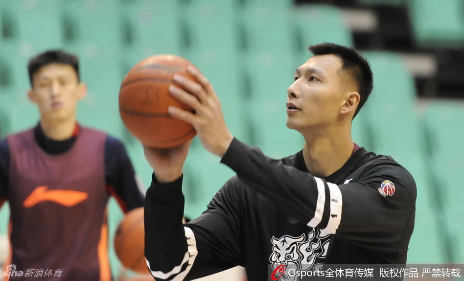 训练结束后，易建联与王仕鹏并肩坐在场边，两人轻松交谈，画面定格在温馨的兄弟时刻。