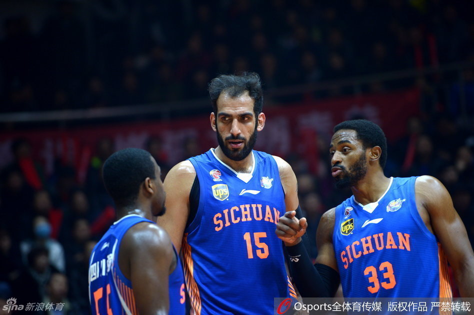 四川队功勋外援‘邓哈哈’组合在比赛中连线，邓特蒙如利刃般撕开防线，哈达迪与哈里斯双塔遥相呼应，三人的眼神中透露出对胜利的极度渴望。