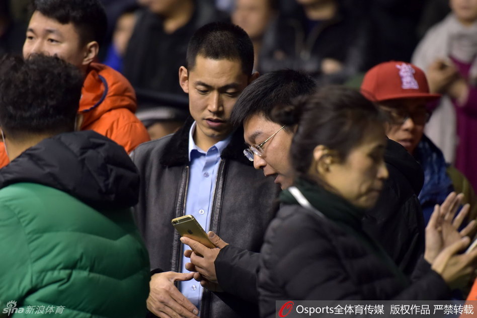 辽宁本溪主场一片黄色的海洋，球迷们挥舞着手中的加油棒，脸上洋溢着兴奋的笑容，声浪仿佛要掀翻体育馆的穹顶。