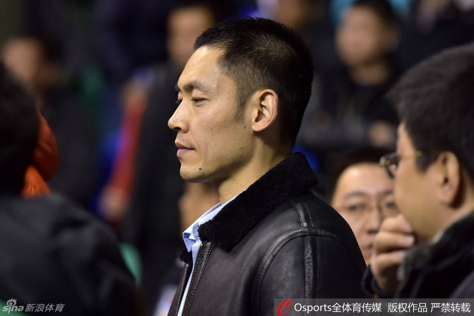 李晓旭在人群中高高跃起，以一敌三奋力摘下前场篮板，落地瞬间他肌肉紧绷，眼神坚毅，展现了内线悍将的强硬作风。