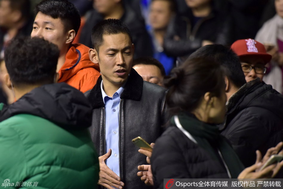 刘书楠坐在观众席上，戴着眼镜表情专注，他与身边的友人低声交谈，作为曾经的辽宁一员，他正关注着场上后辈们的每一次攻防。