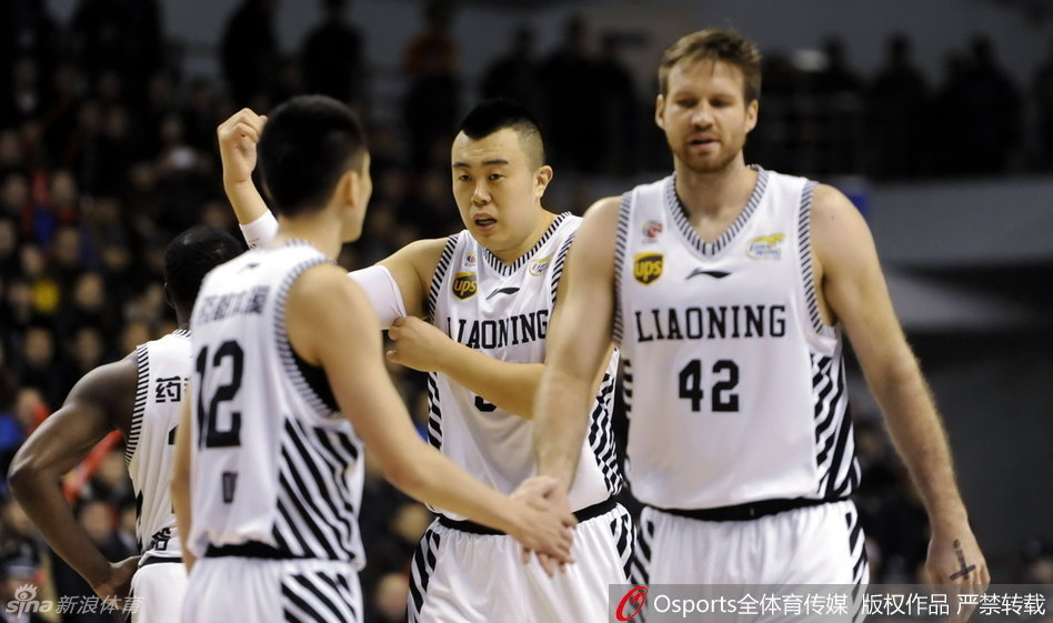 周鹏如同一道移动的高墙，寸步不离地紧贴郭艾伦，他的长臂干扰着每一次传球路线，这是顶级锋线防守者对速度核心的死亡缠绕。