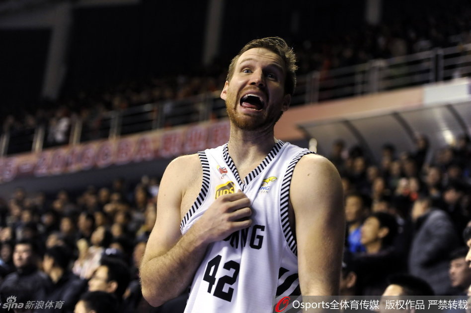 易建联在内线群中高高跃起，双手紧握篮球，他的眼神坚定，面对辽宁队多人围剿依然展现出NBA级别的持球进攻威胁。