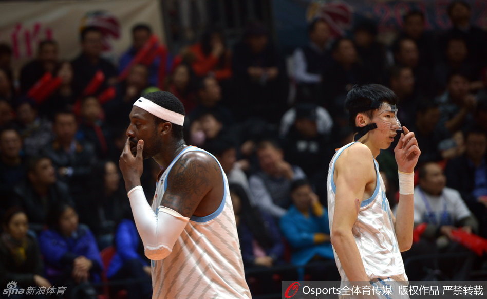 四川队核心哈达迪在一次内线拼抢中膝盖受伤，他痛苦地捂着膝盖，面部表情因剧痛而扭曲，队医迅速上前询问，伊朗巨塔依然强忍伤痛不愿离场。