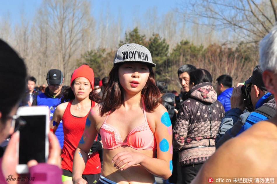 北京奥森上演"光猪跑" 美女比基尼上阵抢镜 -- 佛山E家|佛山信息网|顺德信息网|第一综合信息门户网-FSEHOME.COM