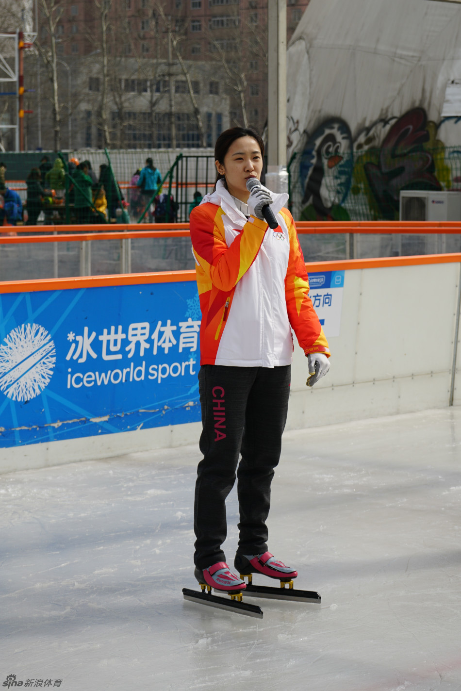 刘秋宏王洪洋教网友滑冰 -- 佛山E家|佛山信息网|顺德信息网|第一综合信息门户网-FSEHOME.COM