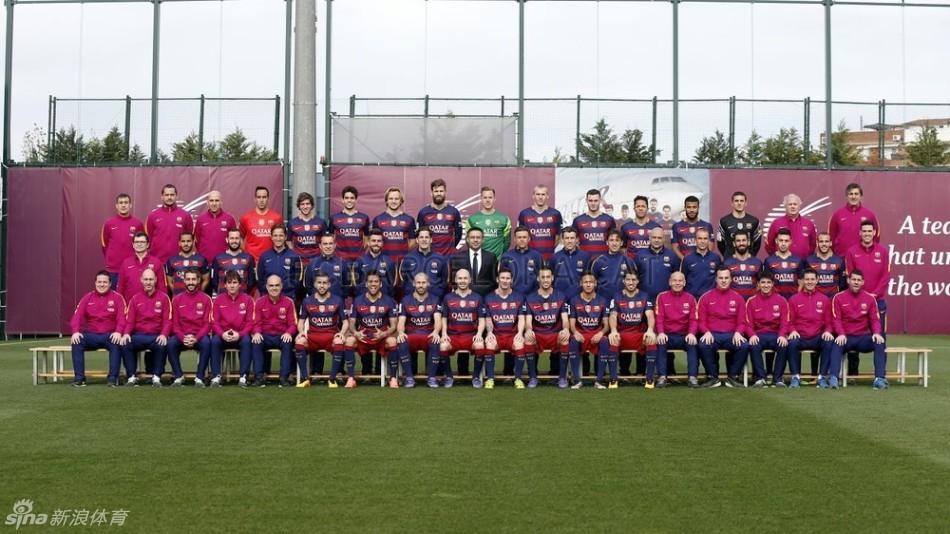 巴萨拍摄最新全家福