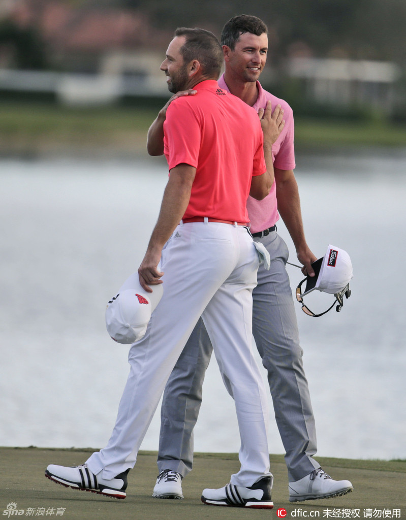 亚当·斯科特在决赛轮中神情专注地观察果岭线路，手中紧握的正是那支助他打破冠军荒的传统短推杆。