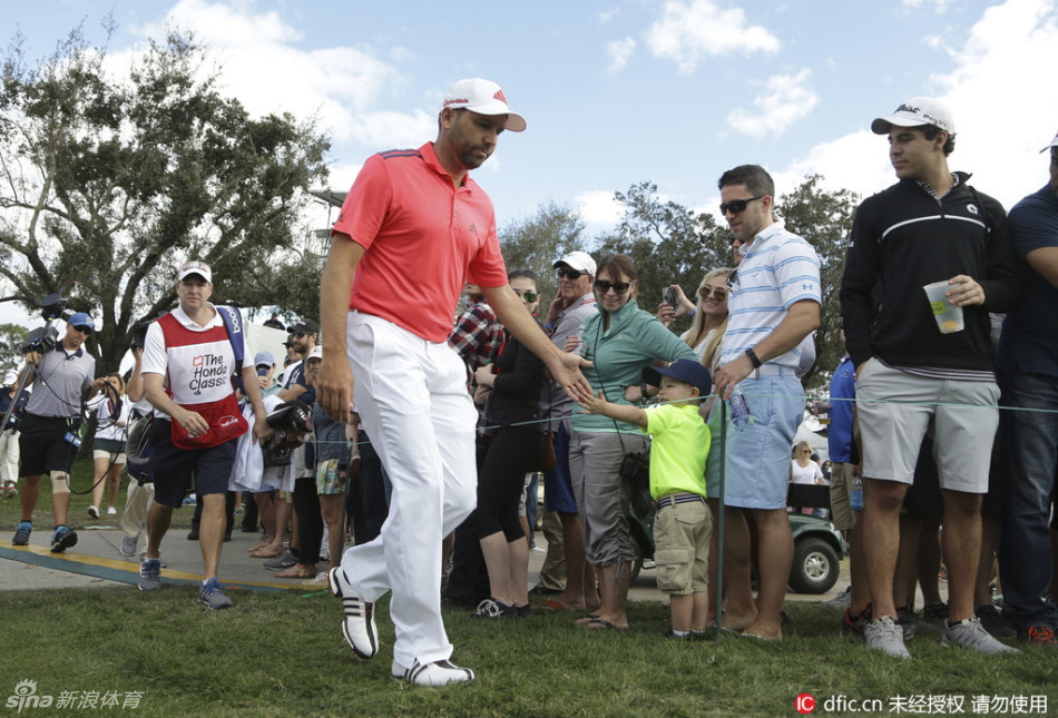 米克尔森在比赛中准备开球，经典的左手挥杆姿态在佛罗里达的阳光下显得沉稳而富有经验。