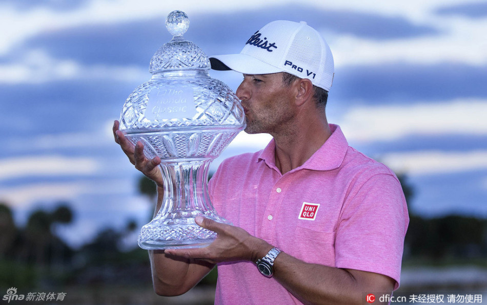 决赛轮激烈缠斗中，加西亚在球道上仔细研判进攻策略，专注思索下一杆的击球选择。