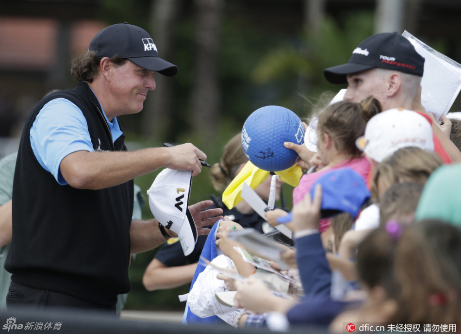 斯科特在赛后的颁奖典礼上高举本田精英赛冠军奖杯，脸上洋溢着如释重负的灿烂笑容。