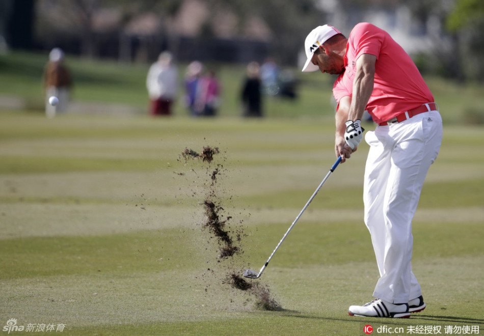 斯科特在关键的第17洞果岭上仔细阅读推杆线路，冷静的面容下是决定冠军归属的巨大压力。