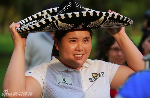 扎克·约翰逊在总统杯比赛中与队友击掌庆祝，完美诠释了团队赛中可靠‘配角’的价值与激情。