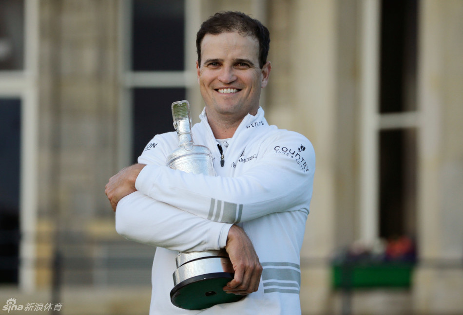 美国公开赛决赛轮，球员在狭窄的球道和深草中艰难救球，生动体现了这项大满贯赛事作为‘最佳影片’的残酷与魅力。