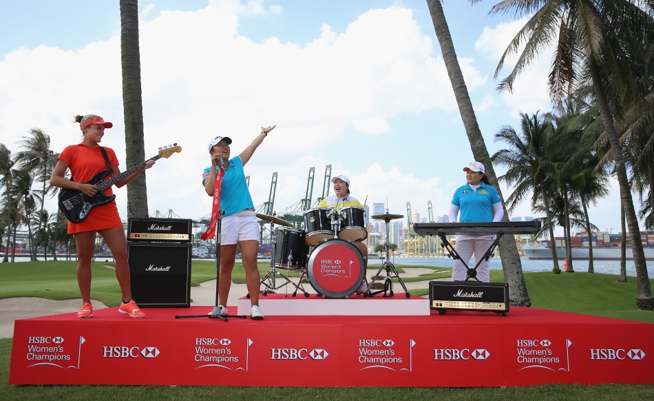 卫冕冠军朴仁妃优雅地演奏键盘，神情专注而放松，展现出球场之外的艺术气质。