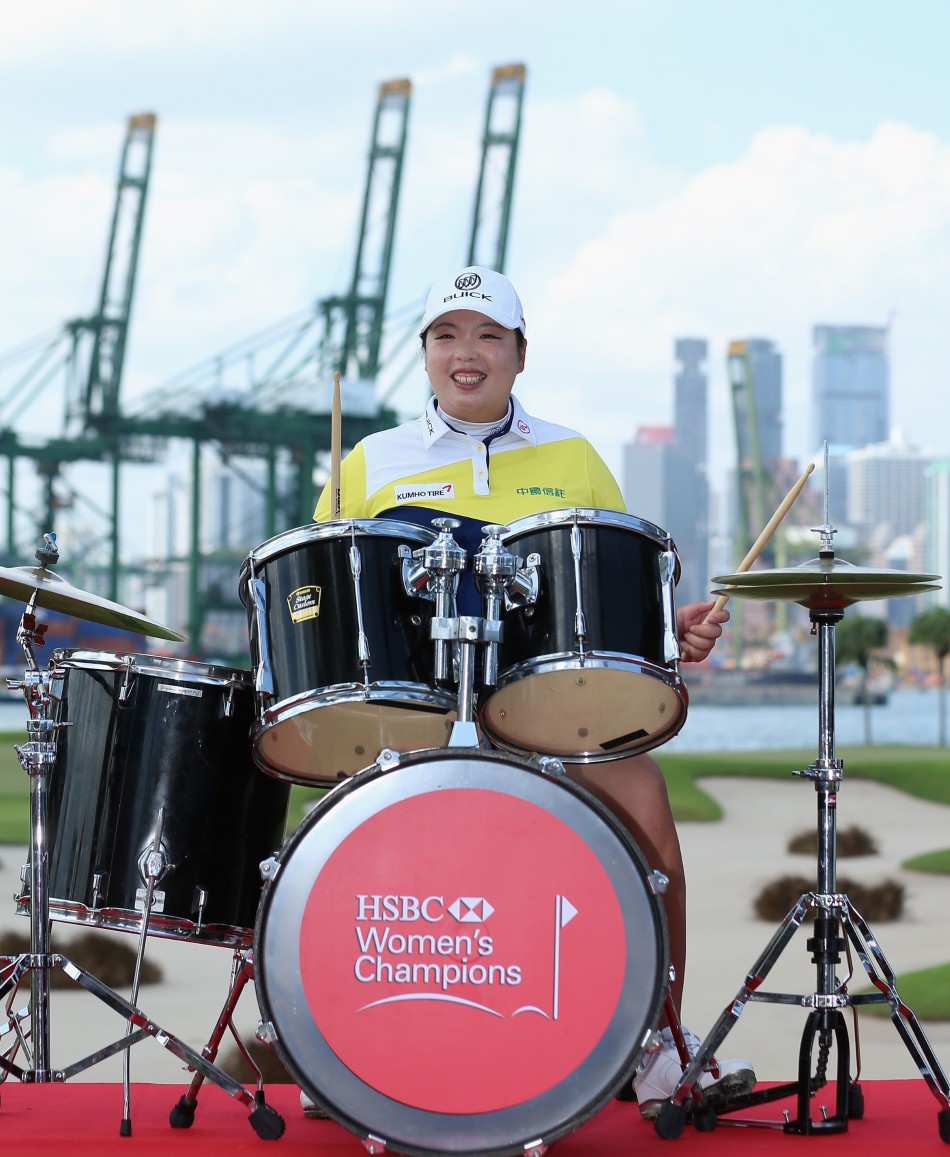 主唱高宝璟与贝斯手汤普森在演奏间隙轻松交流，展现了世界顶级球手之间友好的互动。