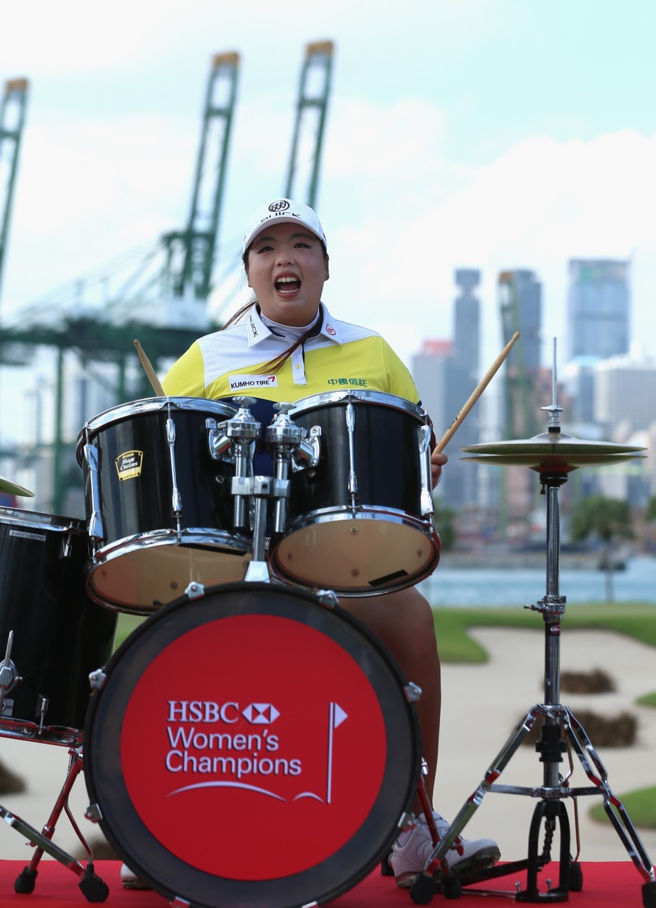 美国力量型球手莱克西·汤普森怀抱贝斯，露出标志性的开朗笑容，为乐队带来阳光活力。