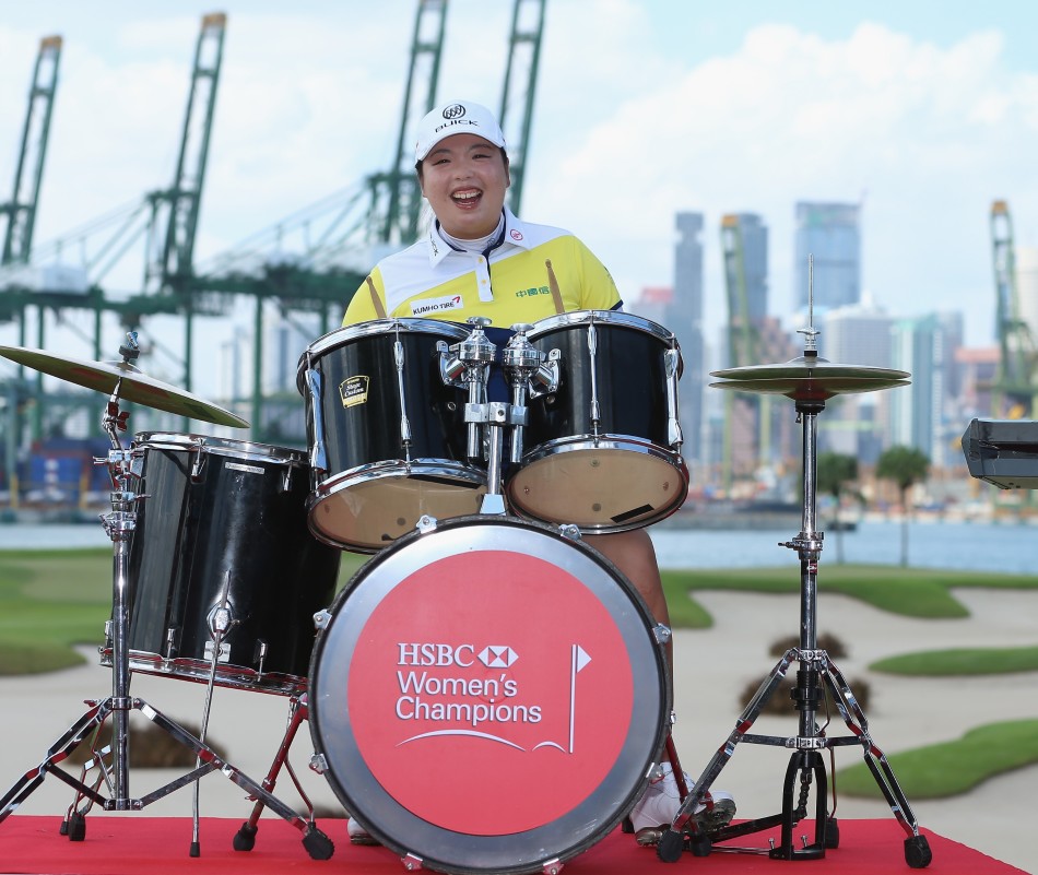 键盘手朴仁妃与鼓手冯珊珊在演奏中相视而笑，瞬间展现了赛场对手间珍贵的友谊与默契。