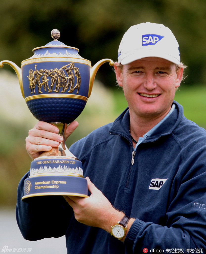 冠军举起奖杯瞬间，香槟喷洒，喜悦之情感染全场