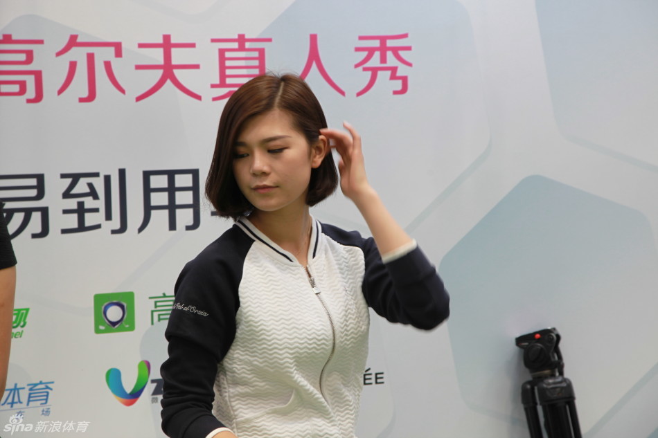 高球宝贝身着优雅服饰，以标准姿势示范挥杆动作，神情专注而自信，尽显高尔夫运动的专业与美学