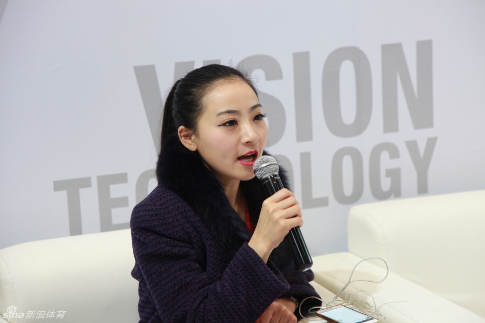 火辣身材的空姐惊喜现身高博会，正在好奇地体验推杆，跨界互动为展会增添了一抹轻松趣味